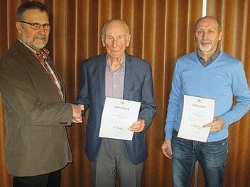 Vorsitzender Martin Holzinger (von links) dankte Helmut Kippes und Hermann Hoos mit einer Urkunde für ihre Treue zum Imker-Verein.  Winfried Ehling