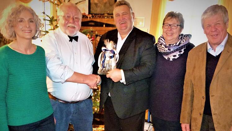 Pfarrer i.R. Gerhard Welz feierte 75. Geburtstag. Unser Bild zeigt ihn (Zweiter von links) mit (von links) Ehefrau Olga, Bürgermeister Gerhard Schneider, Renate Herrmann und Erwin Tischer.  Foto: Werner Reißaus