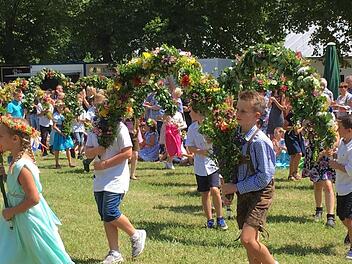 Tänze der Schul- und Kindergartenkinder sind fester Bestandteil des Gregori-Festes, das in das Verzeichnis des "Immateriellen Kulturerbes in Bayern" aufgenommen wurde. Foto: privat