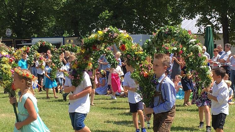 Tänze der Schul- und Kindergartenkinder sind fester Bestandteil des Gregori-Festes, das in das Verzeichnis des "Immateriellen Kulturerbes in Bayern" aufgenommen wurde. Foto: privat