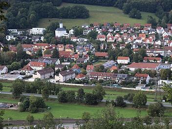 Die Bepflanzung entlang der Nordumgehung (im Vordergrund) weist Lücken auf. Die Bewohner der Häuser am Ängerlein (dahinter) sehen das als einen Grund für steigende Lärmbelastung an und fordern vom Straßenbauamt Abhilfe.  Fotos: Katrin Geyer