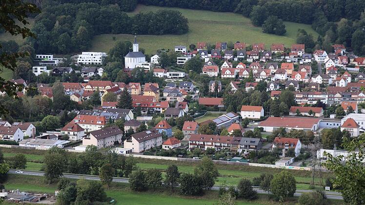 Die Bepflanzung entlang der Nordumgehung (im Vordergrund) weist Lücken auf. Die Bewohner der Häuser am Ängerlein (dahinter) sehen das als einen Grund für steigende Lärmbelastung an und fordern vom Straßenbauamt Abhilfe.  Fotos: Katrin Geyer