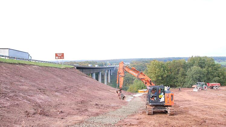 Seit kurzem laufen die Bauarbeiten zur Erneuerung der Autobahnbrücke übers Thulbatal.  Foto: Ralf Ruppert