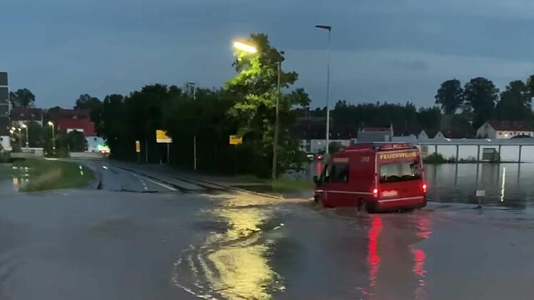 Hochwasser in Veitsbronn: Feuerwehr im Einsatz