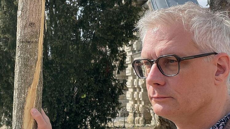 OB Kirschstein begutachtet die Kerbe im Schnurbaum.