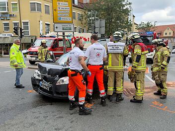 Bayreuth: Auto rast gegen Hauswand - Notarzt vor Ort