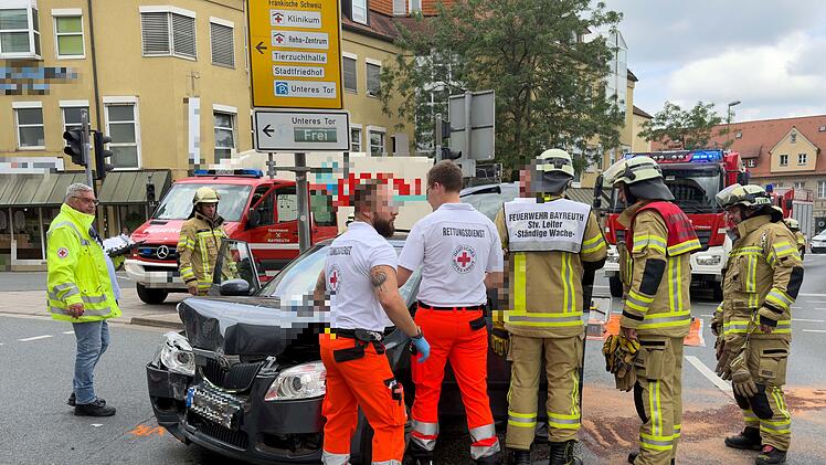 Bayreuth: Auto rast gegen Hauswand - Notarzt vor Ort