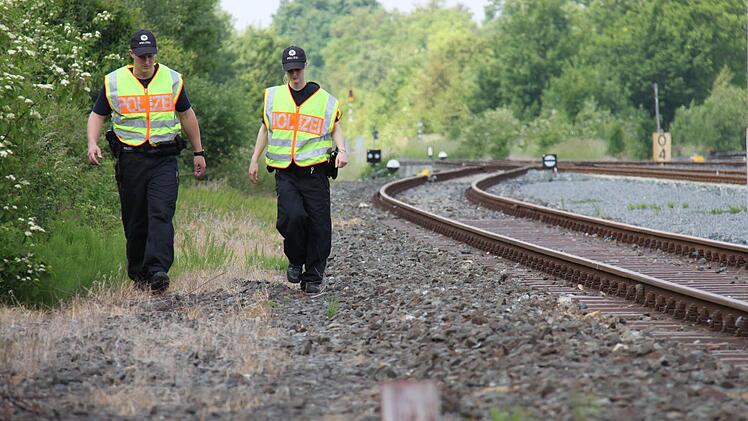 Christine Derra (rechts) und ihr Kollege haben hier die Aufgabe an den Gleisen nach Gefahrenquellen zu suchen.