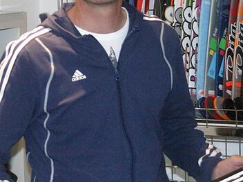 Jochen Heimpel in seinem Hockey-Fachgeschäft in Erlangen  Foto: Max Kaltenhäuser