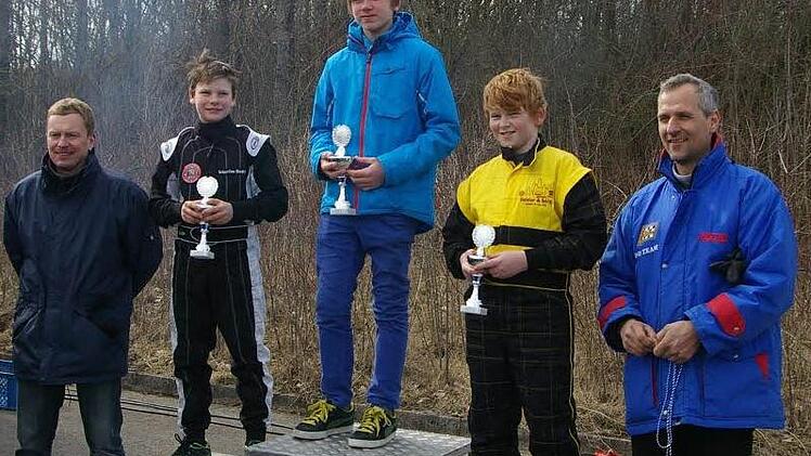 Siegerehrung in der Klasse P3, von links der Jugendkartleiter und Trainer des AC Ebern, Jürgen Jeschek, Zweiter Sebastian Hoppe (MSC Knetzgau), Sieger Paul Kißwetter (Marktredwitz), Dritter Yannik Stark (AC Ebern) und Slalomleiter Carsten Dünisch.