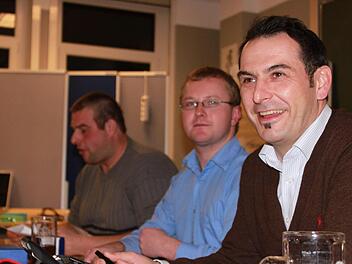 Holger Baunacher (von rechts) und Rainer Kaffer leiteten die Nominierungsversammlung. Foto: Katharina Becht