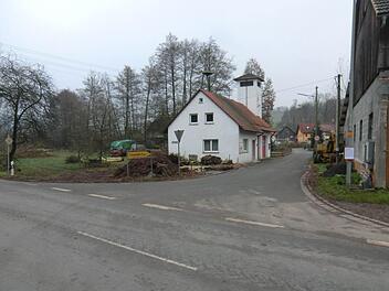 In Reuth gibt es einen neuen Standort für das Buswartehäuschen. In zwei Wochen soll neben dem Feuerwehrhaus das Buswartehäuschen seinen Standort haben. Das Fundament ist schon zu sehen. Foto: Hofmann