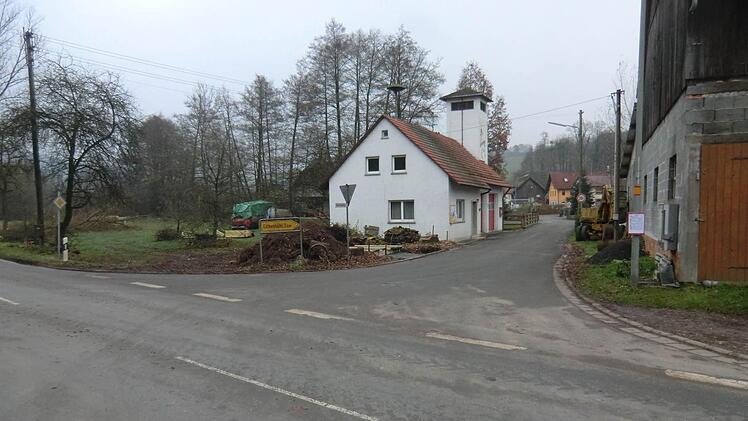 In Reuth gibt es einen neuen Standort für das Buswartehäuschen. In zwei Wochen soll neben dem Feuerwehrhaus das Buswartehäuschen seinen Standort haben. Das Fundament ist schon zu sehen. Foto: Hofmann