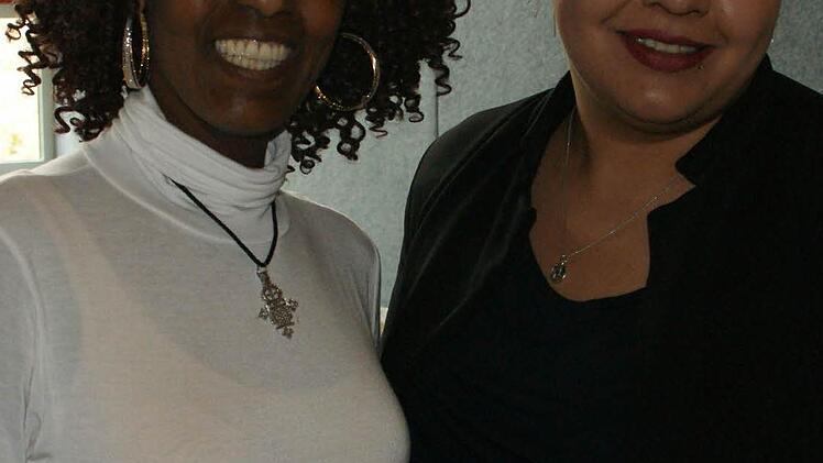 Senait Gadissa Fufi aus Äthiopien (links) und Setareh Moayedi aus dem Iran freuen sich über die Chance, die die Berufsintegrationsklasse bietet.  Foto: Sabine Weinbeer