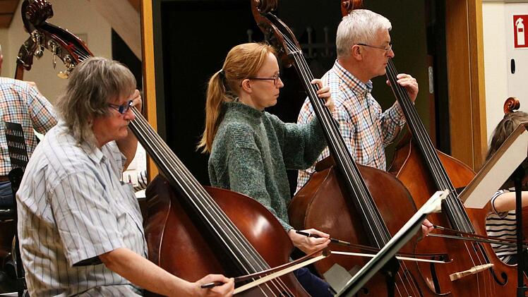 Das Orchester der Gesellschaft der Musikfreunde Neustadt probt für sein Sinfoniekonzert, das am 1. April in der Mehrzweckhalle stattfindet.Foto: Jochen Berger