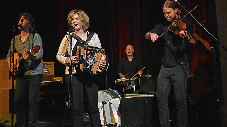 Zydeco-Annie und ihre Band "Swamp Cats" boten als Gäste des Kulturamts Haßfurt mitreißende Zydeco- und Cajun-Musik bei ihrer Show in der Rathaushalle in Haßfurt.