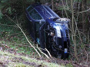 Der Wagen kam zwischen Lindau (Gemeinde Trebgast) und Leuchau (Stadt Kulmbach)  von der Straße ab. Foto: Jürgen Gärtner