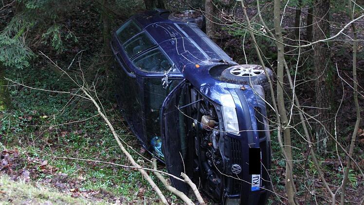 Der Wagen kam zwischen Lindau (Gemeinde Trebgast) und Leuchau (Stadt Kulmbach)  von der Straße ab. Foto: Jürgen Gärtner
