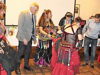 Die beiden Bürgermeister versuchen sich im Bauchtanz.  Foto: J. Blum