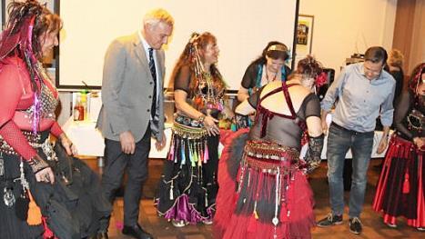 Die beiden Bürgermeister versuchen sich im Bauchtanz.  Foto: J. Blum