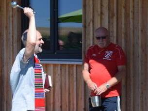 Pfarrer Armin Haas weihte die neue Bude ein.  Horst Conze