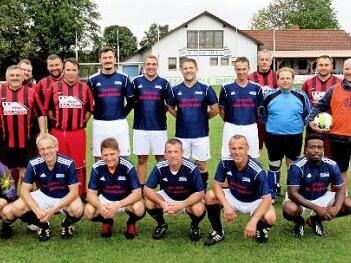 Die "Alten Herren" des FC Schwürbitz und des FC Michelau hatten ihren Spaß beim Kerwa-Gaudispiel. Foto: Horst Habermann