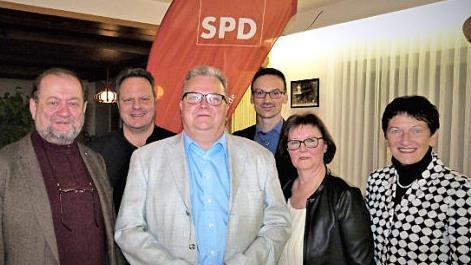 Dieter Zeidler (Dritter von links) ist der B&uuml;rgermeisterkandidat der SPD Marktschorgast. Mit im Bild (von links) SPD-Fraktionssprecher Nikolaus Ott, der Kulmbacher OB-Kandidat Ingo Lehmann, Unterbezirksvorsitzender Simon Moritz, Ortsvorsitzende Angelika Munk und Kreisvorsitzende MdL Inge Aures Foto: Werner Rei&szlig;aus