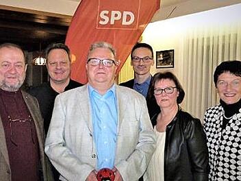 Dieter Zeidler (Dritter von links) ist der Bürgermeisterkandidat der SPD Marktschorgast. Mit im Bild (von links) SPD-Fraktionssprecher Nikolaus Ott, der Kulmbacher OB-Kandidat Ingo Lehmann, Unterbezirksvorsitzender Simon Moritz, Ortsvorsitzende Angelika Munk und Kreisvorsitzende MdL Inge Aures Foto: Werner Reißaus