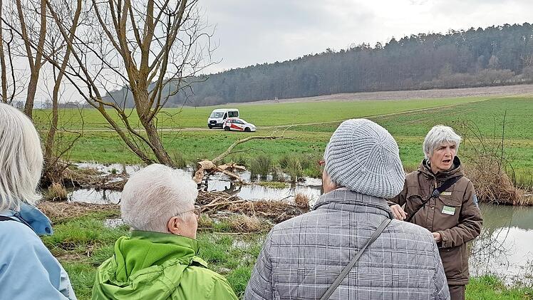 Die Zuhörerinnen lauschten interessiert den Informationen von Rangerin Martina Faber über den Biber.