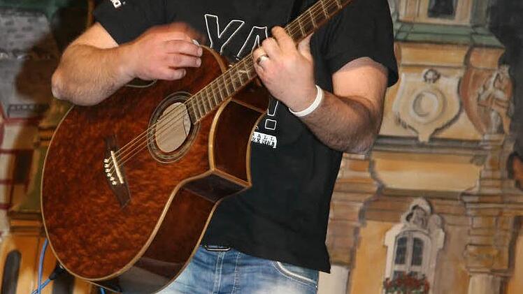 Michi Dietmayr macht Comedy mit weiß-blauem Flair.