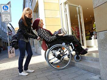 Sarah Dann hat sich in den Rollstuhl gesetzt und testet Bambergs Barrierefreiheit.  Foto: Barbara Herbst