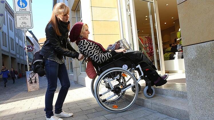 Sarah Dann hat sich in den Rollstuhl gesetzt und testet Bambergs Barrierefreiheit.  Foto: Barbara Herbst