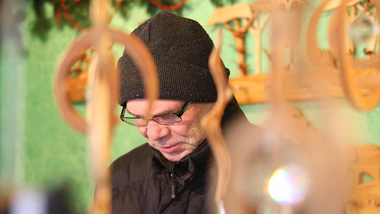Hans Spornberger sortiert, hinter Holzsternen verdeckt, Kleinteile für die Auslage.  Foto: Matthias Hoch