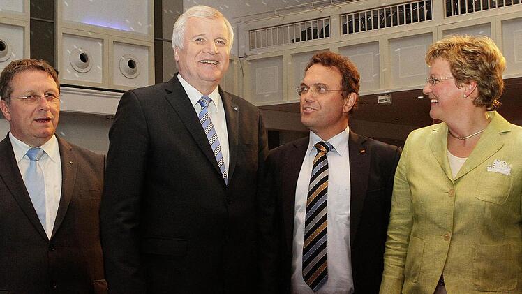 Empfangskommitee in der Stadthalle: Horst Seehofer und Monika Hohlmeier werden von OB Henry Schramm und Minister Hans-Peter Friedrich begrüßt.