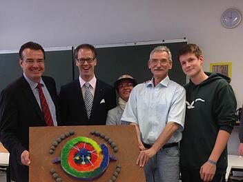 Die Beteiligten des Brunnenprojekts bei der Präsentation des Siegermodells am MGFG. Von links: Schulleiter Horst Pfadenhauer, ASK-Geschäftsführer Florian Schneider, Künstlerin Edina Thern, Kunst-Fachschaftsleiter Arnold Medved und Abiturient Magnus Wagner. Foto: privat