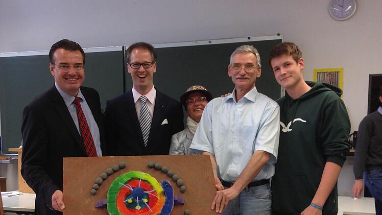 Die Beteiligten des Brunnenprojekts bei der Präsentation des Siegermodells am MGFG. Von links: Schulleiter Horst Pfadenhauer, ASK-Geschäftsführer Florian Schneider, Künstlerin Edina Thern, Kunst-Fachschaftsleiter Arnold Medved und Abiturient Magnus Wagner. Foto: privat