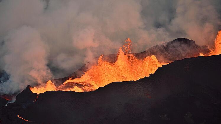 Die Lavaeruptionen gehen 60 bis 100 Meter in die Höhe. Foto: Egid Orth