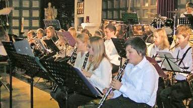 Aus vollen Backen bliesen die Jugendlichen in ihre Instrumente.