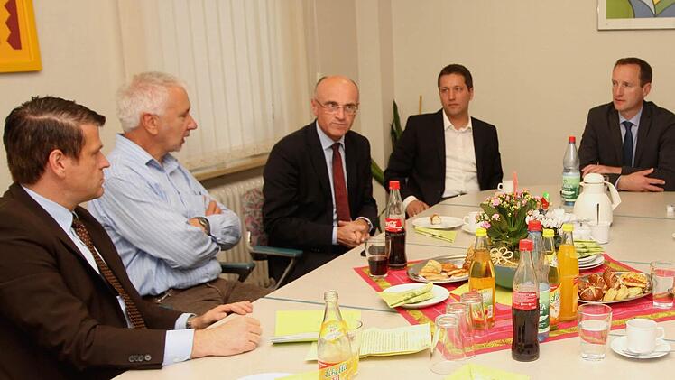 Über die Situation von unbegleiteten Flüchtlingen und ihre Unterbringung im Landkreis im Gespräch (von links): MdL Steffen Vogel, Heimleiter Martin Gehring, Landrat Wilhelm Schneider, Jugendamtsleiter Christoph Schramm und Bürgermeister Michael Ziegler