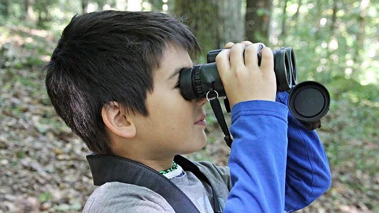 Neugierig, der achtjährige Julian Schleicher aus Höchstädten, der mit dem Fernglas alles genau beobachtete.  Foto: Helmut Will