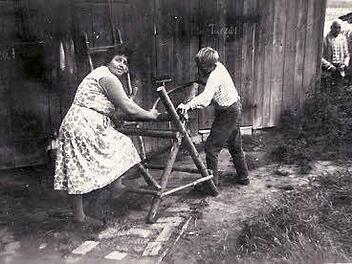 Günter Strostzky und Magdalena Damke beim Holzsägen vor dem Eingang. Repro: Andreas Welz