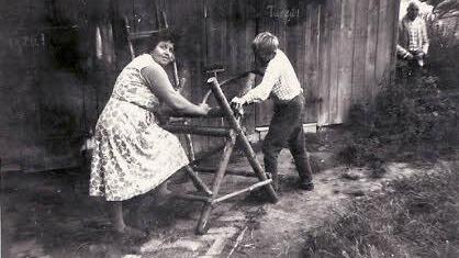 Günter Strostzky und Magdalena Damke beim Holzsägen vor dem Eingang. Repro: Andreas Welz