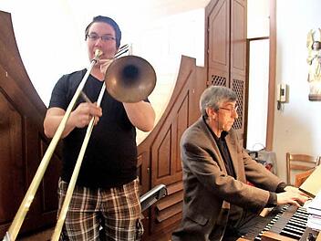 Lorenz Trottmann hat ein ausgesprochenes Faible für moderne Kirchenmusik. Gemeinsam mit seinem Vater Wolfgang Trottmann (Orgel) gibt der Musikstudent in der Kirche "Unsere Liebe Frau" ein Konzert mit außergewöhnlichen, aber hörenswerten Werken.  Foto: Sonja Adam