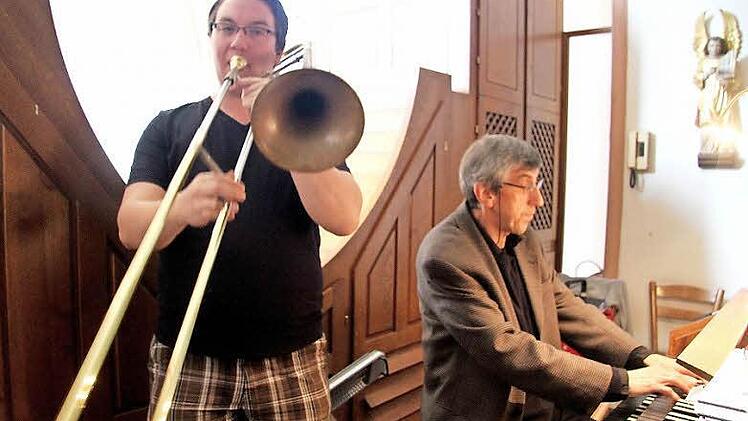 Lorenz Trottmann hat ein ausgesprochenes Faible für moderne Kirchenmusik. Gemeinsam mit seinem Vater Wolfgang Trottmann (Orgel) gibt der Musikstudent in der Kirche "Unsere Liebe Frau" ein Konzert mit außergewöhnlichen, aber hörenswerten Werken.  Foto: Sonja Adam