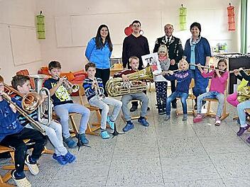 Die Musiker der Bläserklasse an der Grundschule Stockheim haben schon erste Tonansätze erlernt. Mit im Bild von links Elke Buckreus (Musiklehrerin), Daniel Härich (Musiklehrer, Orchesterleiter), Emilia Kreul, Albrecht Renk (Zweiter Vorsitzender der Bergmannskapelle) und Rektorin Astrid Kestel Foto: K.-H. Hofmann