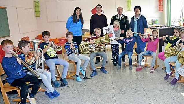 Die Musiker der Bläserklasse an der Grundschule Stockheim haben schon erste Tonansätze erlernt. Mit im Bild von links Elke Buckreus (Musiklehrerin), Daniel Härich (Musiklehrer, Orchesterleiter), Emilia Kreul, Albrecht Renk (Zweiter Vorsitzender der Bergmannskapelle) und Rektorin Astrid Kestel Foto: K.-H. Hofmann