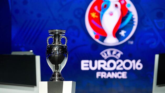 Die Troph&auml;e f&uuml;r den Europameister steht am 23.02.2014 in Nizza (Frankreich) auf der B&uuml;hne. Foto: Federico Gambarini/dpa