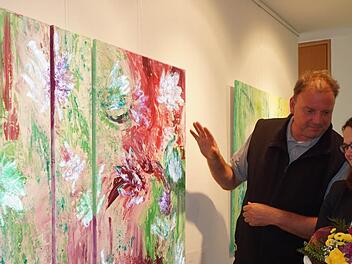 Künstlerin Lisa Fries und der Leiter der bayerischen Tourismus GmbH, Michael Pfaff, besichtigen die Ausstellung im Bruder-Franz-Haus.  Foto: Marion Eckert