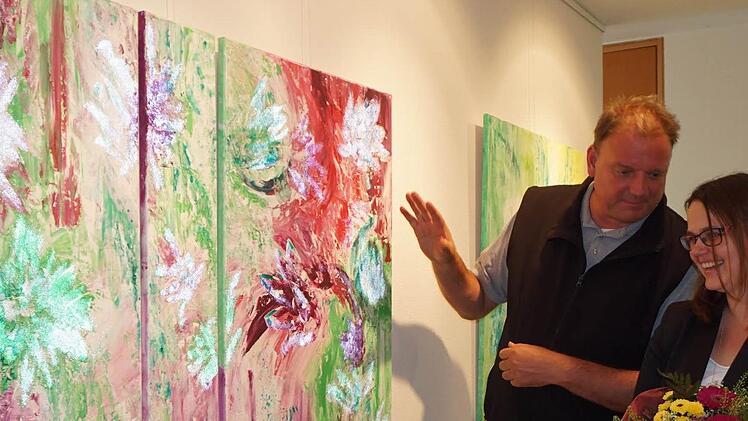 Künstlerin Lisa Fries und der Leiter der bayerischen Tourismus GmbH, Michael Pfaff, besichtigen die Ausstellung im Bruder-Franz-Haus.  Foto: Marion Eckert