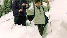 Auch das ist im Herbst drin: Schnee bis zur H&uuml;fte. Rudi Kolb versinkt 1998 darin geradezu.